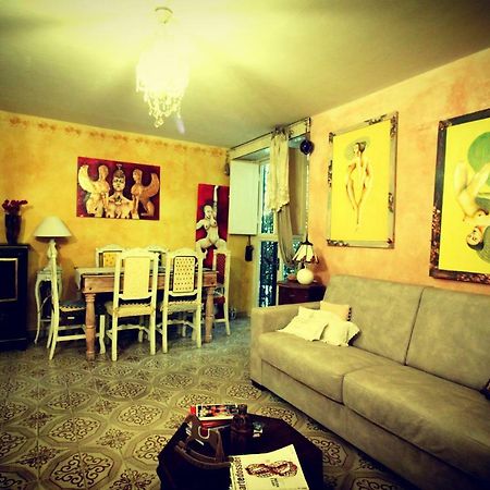 Hand Decorated House With Court Florenz Exterior foto