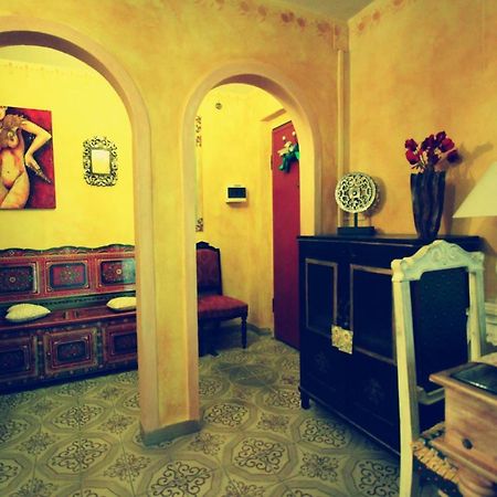 Hand Decorated House With Court Florenz Exterior foto