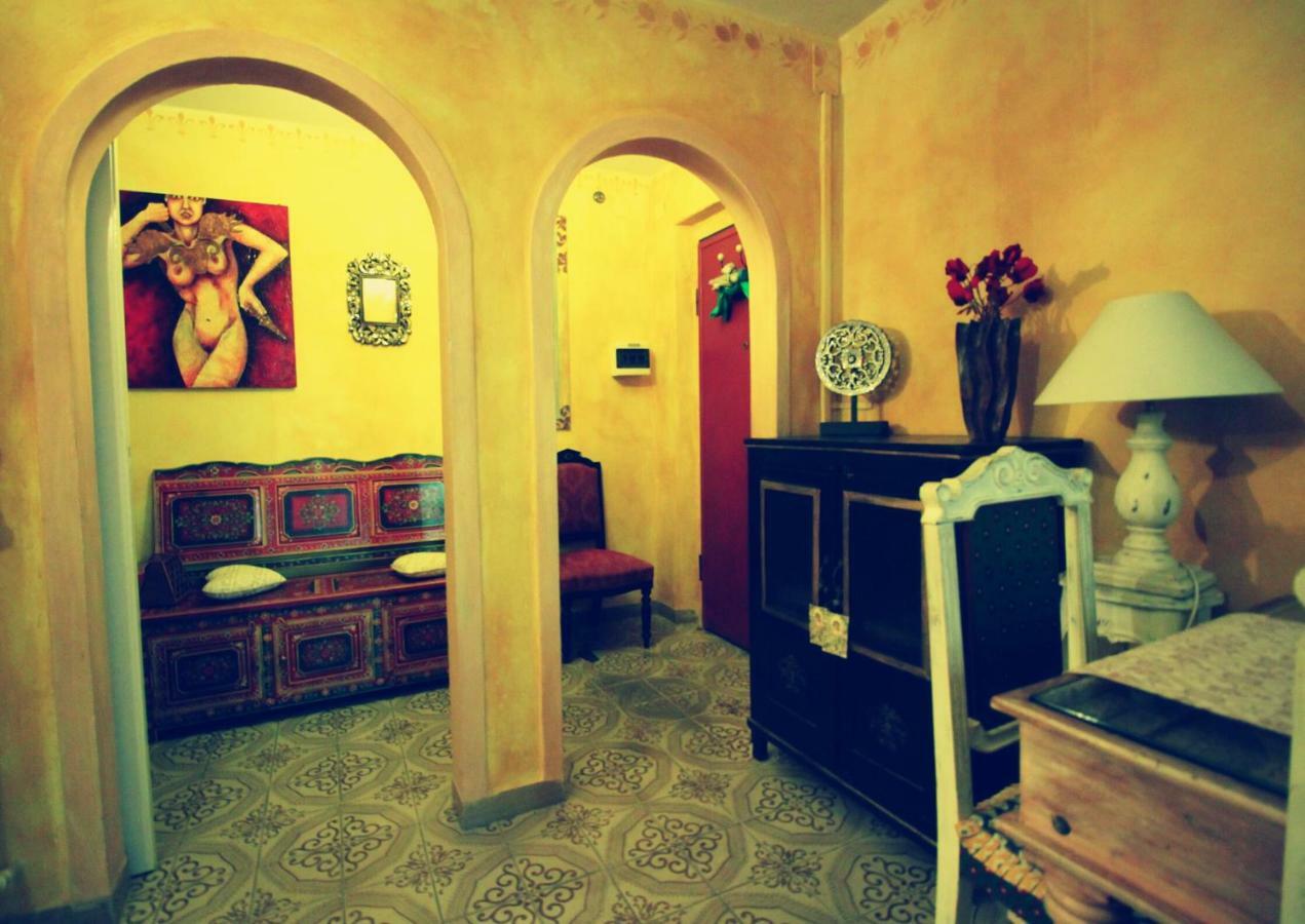 Hand Decorated House With Court Florenz Exterior foto